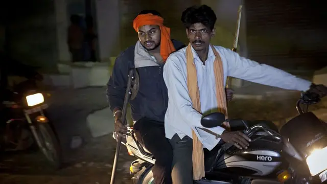 কেউ গোমাংস খাচ্ছে কী না, বা খাওয়ার জন্য গরু কিনে নিয়ে যাচ্ছে কী না, তার ওপরে নজরদারী চলে অনেক রাজ্যে