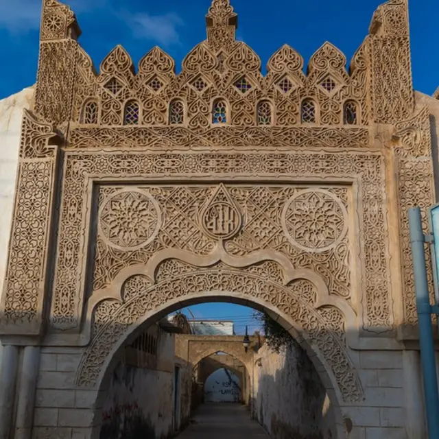 লোহিত সাগরের তীরে ফারাসানের পুরোনো বাড়ির তোরণ