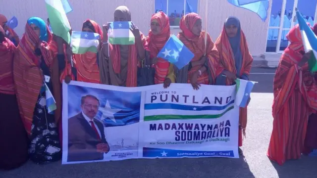 Qaar ka mid ah dumarka soo dhawaynaya oo sita sawirka madaxwayanaha