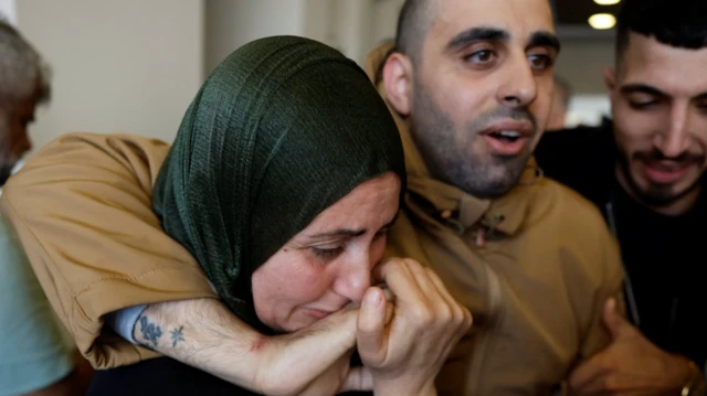 Seorang tahanan Palestina yang dibebaskan dari penjara Israel disambut di Ramallah, Tepi Barat yang diduduki Israel, 13 Oktober 2025.
