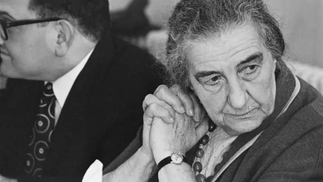 ਇਜ਼ਰਾਈਲ ਦੀ ਤਤਕਾਲੀ ਪ੍ਰਧਾਨ ਮੰਤਰੀ ਗੋਲਡਾ ਮਾਇਰ (ਸੱਜੇ)