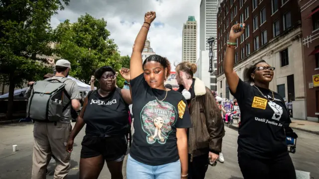 트럼프 대통령의 털사 유세장 바깥에서는 반대 시위가 벌어졌다