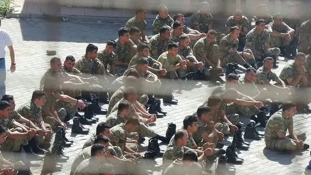 Şırnak'ta bir okulun bahçesinde toplanan askerler