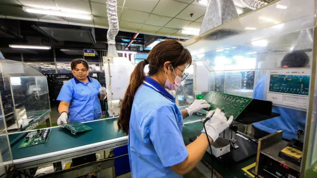 Nhiều công nhân nhà máy bị mất việc khi các doanh nghiệp nhà nước lớn đóng cửa. (Hình minh họa).