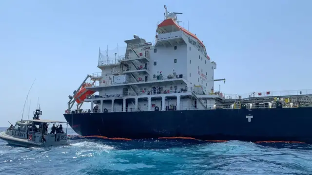 تصویری از یکی از دو نفتکشی که همزمان با سفر شینزو آبه، نخست‌وزیر ژاپن به تهران در دریای عمان هدف حمله قرار گرفت