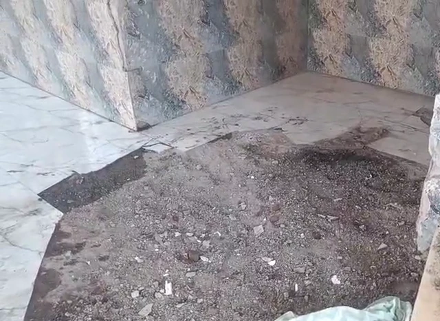 स्फोटानंतर मशिदीत फरशी फुटून खड्डा पडल्याचं दिसत आहे. 