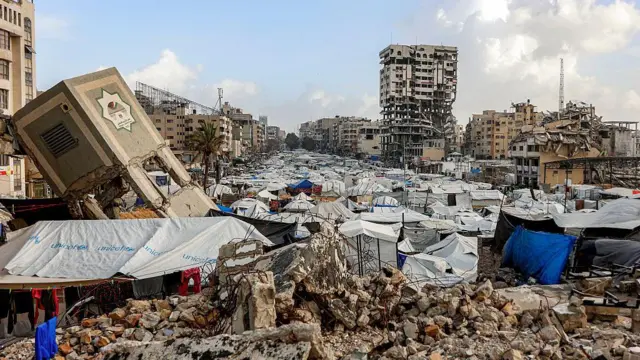 28 Ocak 2026'da Gazze Şehri'nde bir kampta çadırlar ve barınaklar yıkıntıların arasında. 