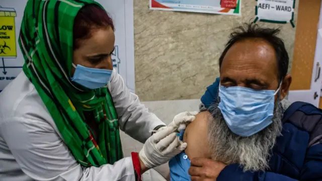 অভ্যন্তরীন চাহিদাকে প্রাধান্য দিয়ে টিকা রপ্তানি সাময়িকভাবে স্থগিত করেছে ভারত