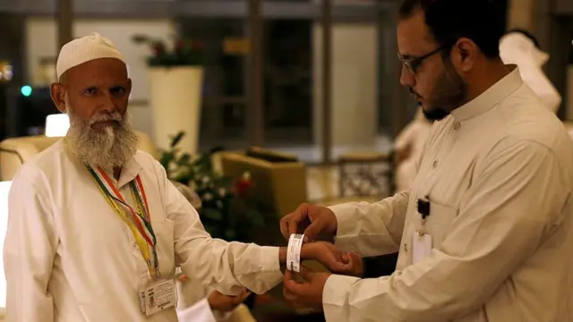 Les Saoudiens ont commencé à équiper les fidèles de bracelets afin de les identifier en cas de malaise ou d’accident.