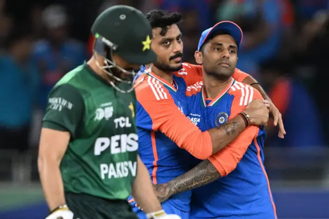 भारताच्या विजयात गोलंजांची भूमिकाही महत्त्वाची ठरली. 