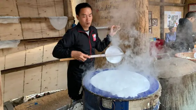 Vu Ngoc Vuong, koji potiče iz duge loze fo majstora, vlasnik je radionice pirinčanih rezanaca u Hanoju