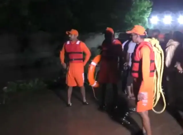 મોરબીમાં 17 લોકો ફસાયાં, રેસક્યુ ઑપરેશન ચાલી રહ્યું છે