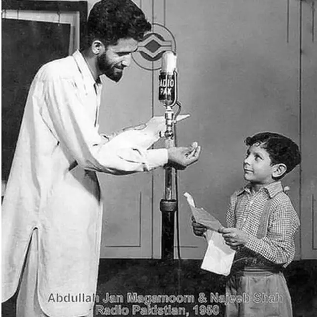 عبداللہ جان مغموم ایک بچے سے بچوں کے پروگرام میں سوال پوچھ رہے ہیں