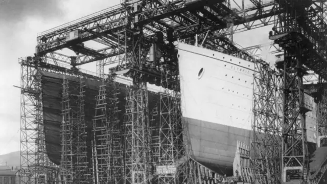 Кадр, на якому зображено будівництво "Титаніка" та його сестринського корабля "Олімпіка" в Белфасті