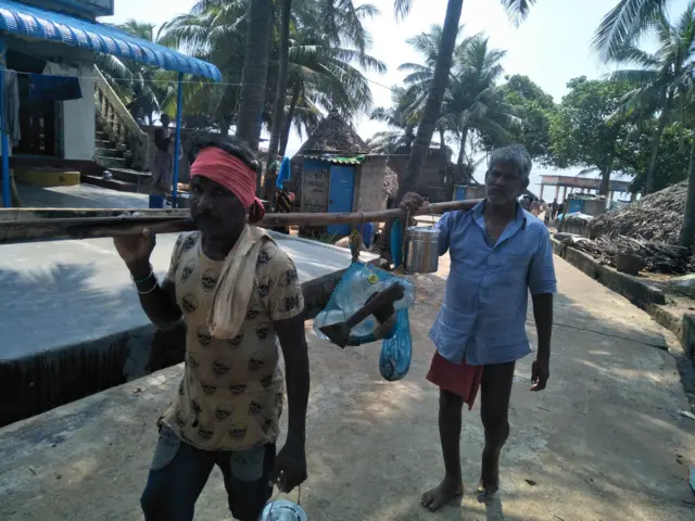 వలలతో వస్తున్న మత్స్యకారులు