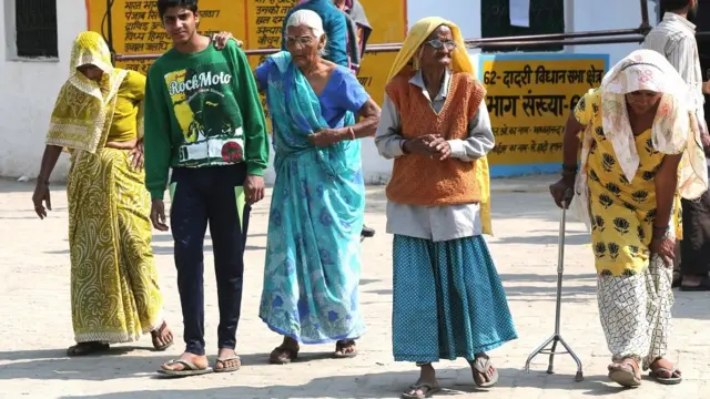 वोट डालने जाती महिलाएं