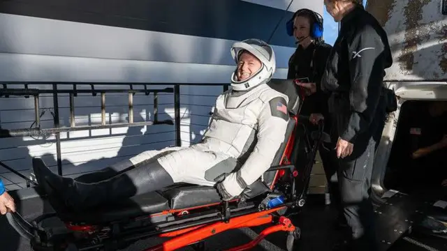 Astronot NASA Butch Wilmore dibantu keluar dari pesawat luar angkasa SpaceX Dragon untuk pemulihan.