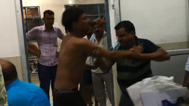 अस्पताल के इमरजेंसी वॉर्ड में हंगामा करता नशे में धुत्त वॉर्ड ब्वॉय.