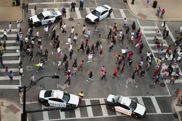 Policiais foram baleadosbet365 bilhetecruzamento no centrobet365 bilheteDallas