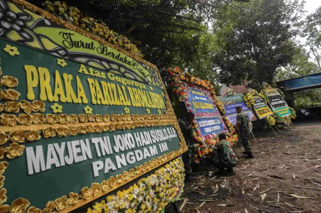 Anggota TNI menata karangan bunga dukacita di kediaman almarhum Praka Farizal Rhomadhon, Sidorejo, Lendah, Kulon Progo, D.I Yogyakarta, Selasa (31/2/2026). Praka Farizal yang tergabung dalam Pasukan Perdamaian PBB di Lebanon (UNIFIL) gugur akibat tembakan artileri di Lebanon Selatan pada Minggu (29/3). 
