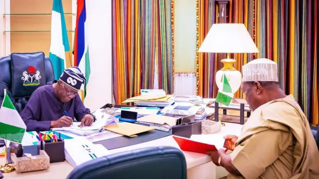 Aarẹ Tinubu ni ọfiisi rẹ