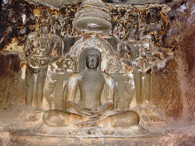 एलोरा की गुफ़ाओं में स्थित महावीर की प्रतिमा