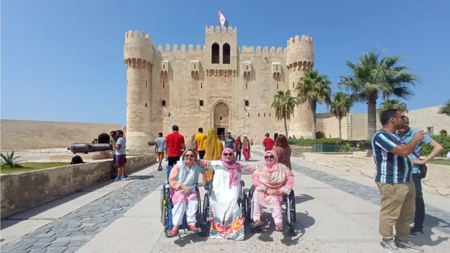 Instagram: @itanzilakhan