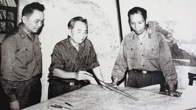 Tướng Cao Văn Khánh (bên phải)