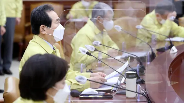 정세균 국무총리가 27일 오후 서울 종로구 정부서울청사에서 열린 코로나19 중앙재난안전대책본부(중대본) 회의를 주재하고 있다