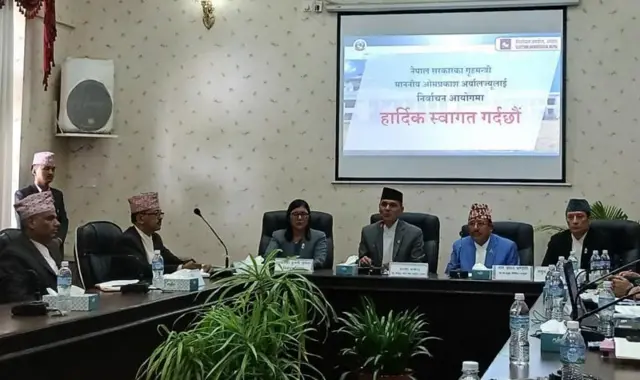 निर्वाचन आयोगका पदाधिकारीहरूको छलफलका क्रममा गृहमन्त्री ओमप्रकाश अर्याल