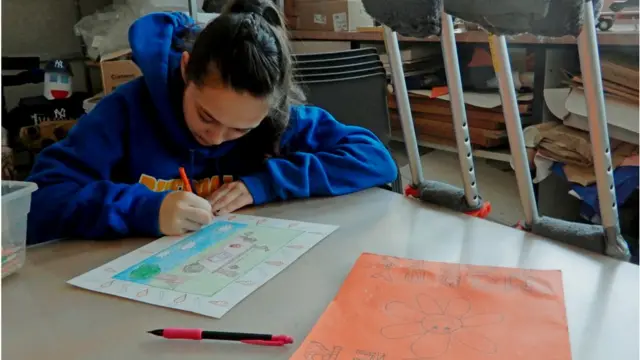 বয়ঃসন্ধিকালে সৃজনশীলতা বিকাশে সহায়তা দেয়া প্রয়োজন।