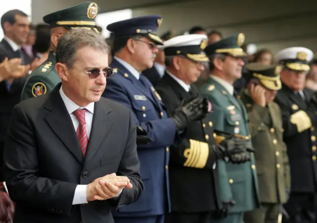Álvaro Uribe y sus jefes militares