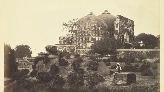 অযোধ্যার সেই বিতর্কিত ধর্মীয় কাঠামো। ১৮৮৭ সালে তোলা ছবি