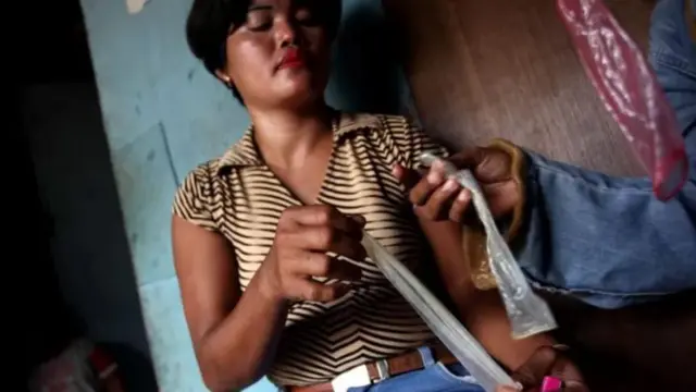  Seorang perempuan mendapat penyuluhan soal penggunaan kondom pada 3 Oktober 2009 di Merauke, Papua.