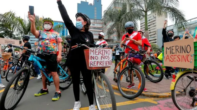 Manifestantes este domingo en Lima.