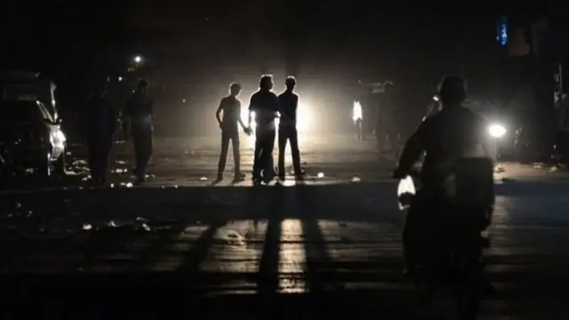 ਹਨੇਰੇ ਵਿੱਚ ਸੜਕ ਉੱਪਰ ਤੁਰ ਰਹੇ ਲੋਕ