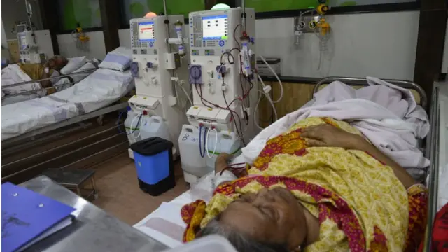 কিডনি ডায়লাইসিস করছেন দুজন রোগী।