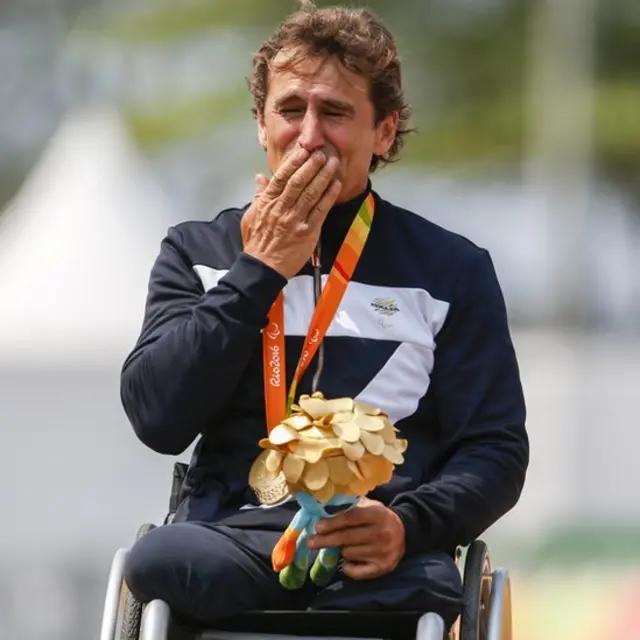 Alex Zanardi en el podio en Brasil.