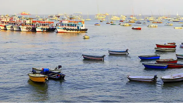 मुंबईच्या किनाऱ्याजवळच्या बोटी रामदास बोट, ओंकार करंबेळकर