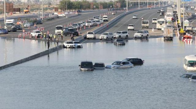 طريق غمرته المياه بعد هطول أمطار غزيرة في دبي