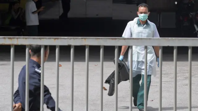 Un hombre con una mascarilla