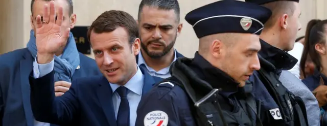 马克龙向支持者挥手