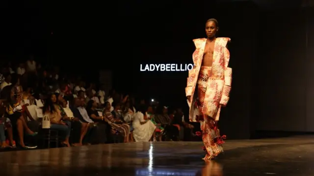 Aduke Shitta-Bey na-egosiputa ekike n'izuụka Lagos Fashion nke afọ 2018.