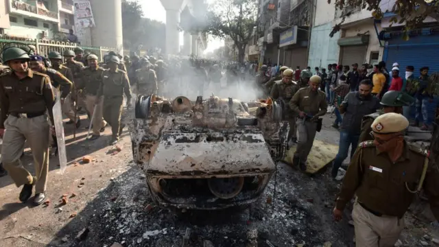 জাফরাবাদে নাগরিকত্ব আইনের বিরুদ্ধে পথ অবরোধ তোলার চেষ্টা থেকে হিংসা ছড়িয়ে পড়ে দিল্লিতে