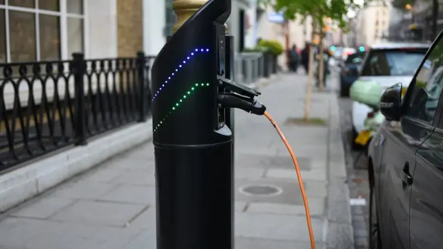 সব হাইব্রিড গাড়ির সাথেই একটি আলাদা করে চার্জার দেয়া থাকে, যার মাধ্যমে গাড়িতে চার্জ দেয়া হয়।