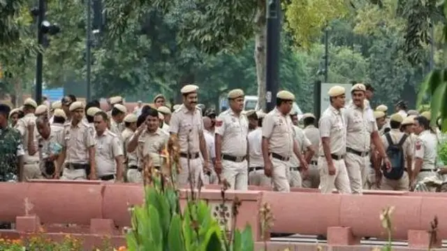 போலீசார் சோதனை