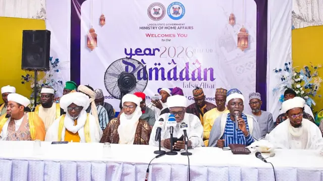 Aworan awọn Imaamu agba joko.