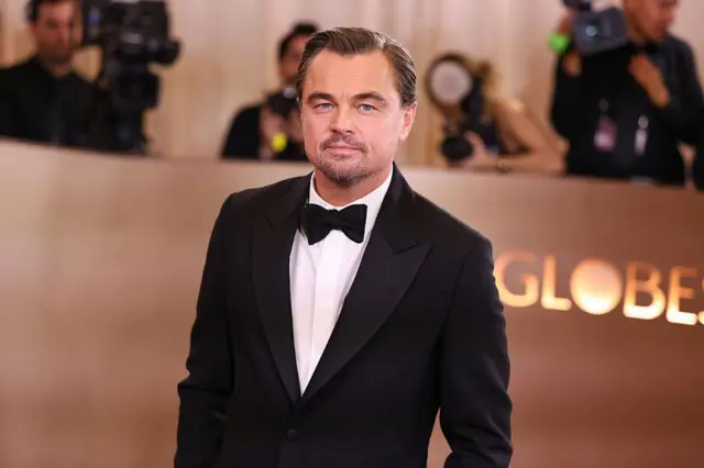 لئوناردو دی‌کاپریو با کت و پاپیون سیاه در مراسم جوایز گلدن گلوب