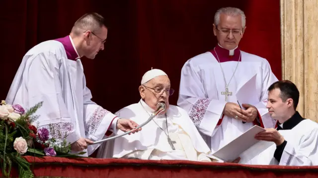 Pope Francis speak from one balcony, on di day of "Urbi et Orbi" (to di city and to di world) message for St Peter Square, on Easter Sunday, for Vatican, on 20 April, 2025