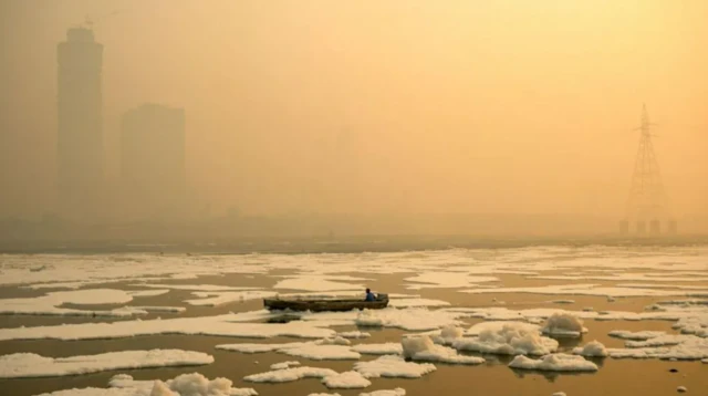 دلی میں موسم سرما میں زہریلی فضا سے بچے اور بوڑھے سانس کی بیماری میں مبتلا ہو جاتے ہیں